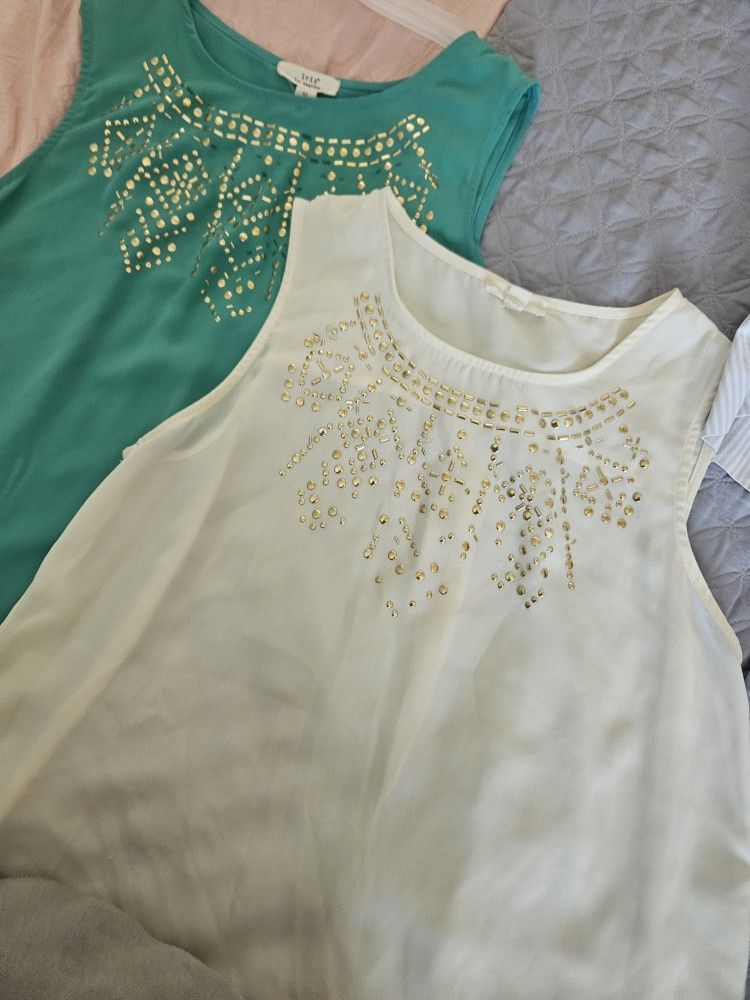 2 Size M. LIKE NEW. FOREVER 21 TOPS. PUCK UP ONLY EACH FOR 3.5 OR 2 FOR 6