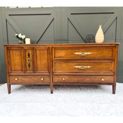 Stunning MCM Dresser / Credenza / Cabinet 