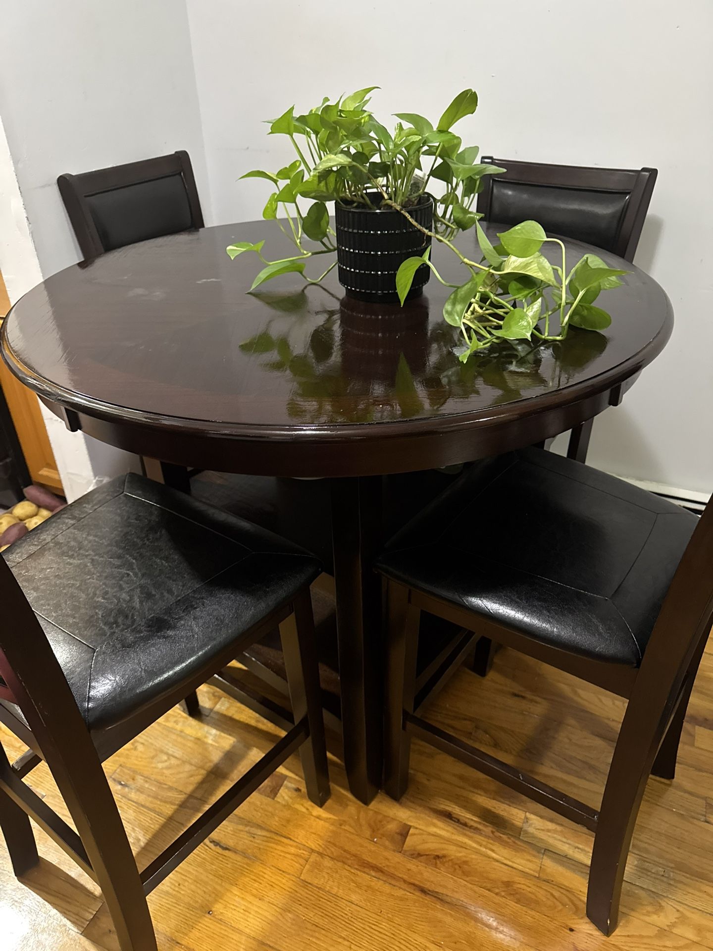 Luxury-Style High-Top Dining Set – Excellent Condition