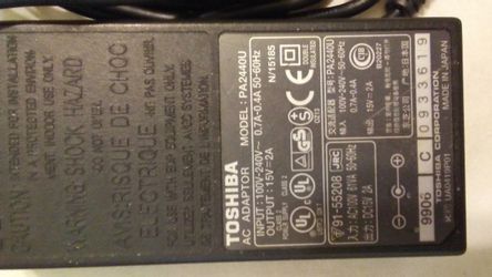 Toshiba laptop ac charger. 15V .- 2A