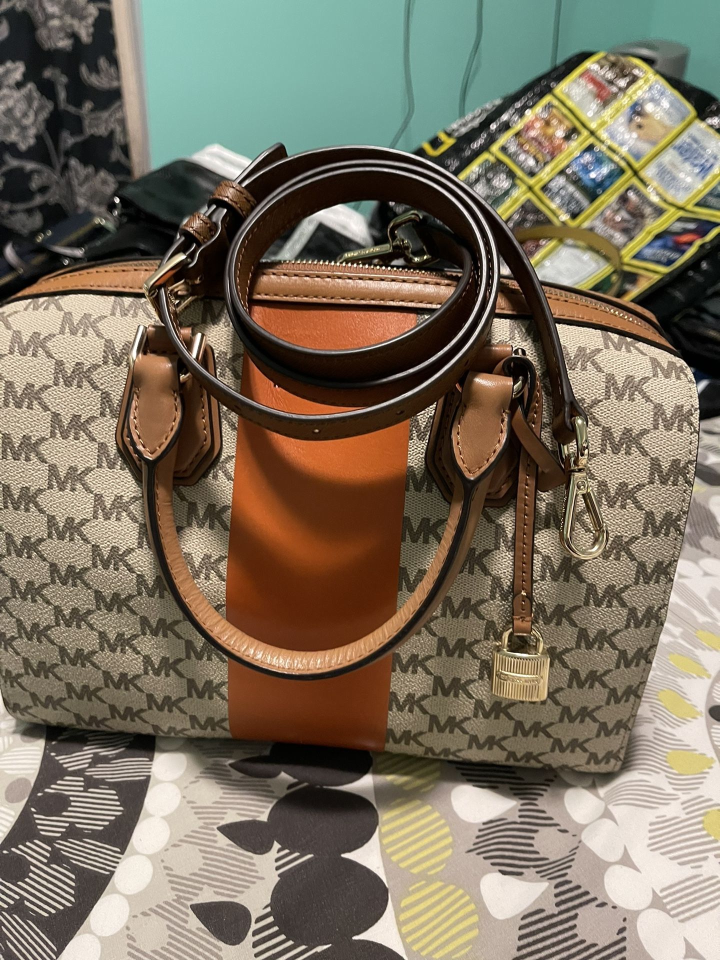 New Michael Kors Purse Medium Size cross body