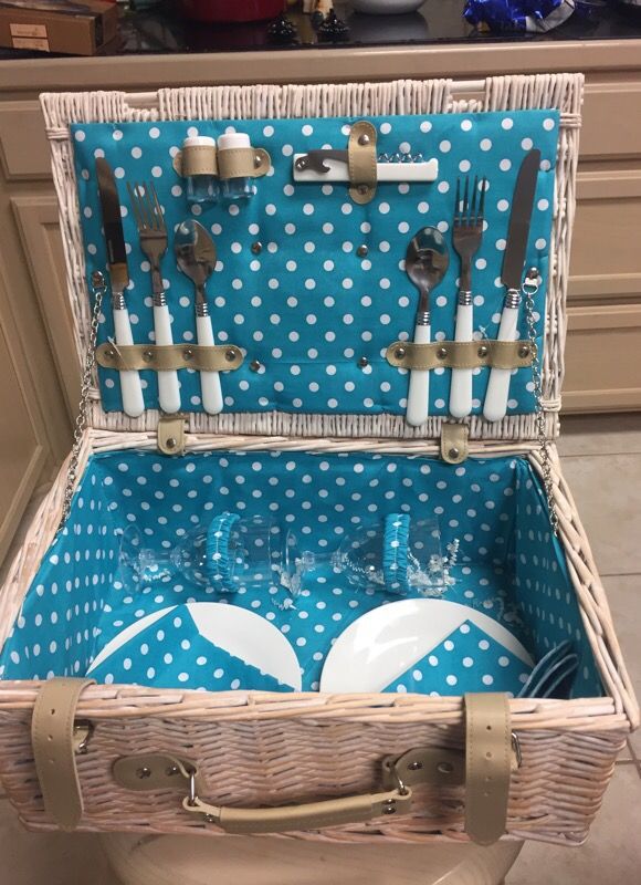 Lined Picnic Basket for 2! Great for Date Night
