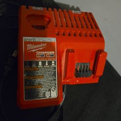 MILWAUKEE M18 CHARGER 
