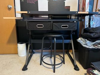 Drafting / drawing desk