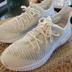 AVIA  WOMAN'S SNEAKERS - NEW 