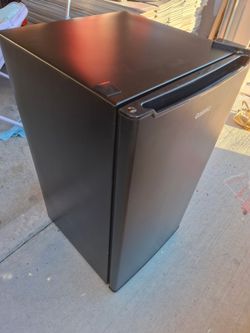 Galanz 3.3 cu. Ft. Compact refrigerator,single -door mini fridge.