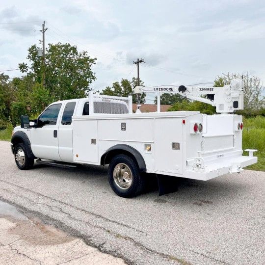 Service UTILITY with 3200Lb Liftmoore craneUnlimited Rotation