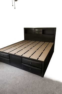 King size bedframe{READ DESCRIPTION}