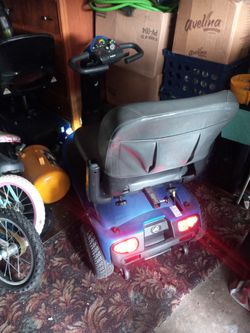 golden Mobility Scooter With Charger And Extra New Battery Incert 
