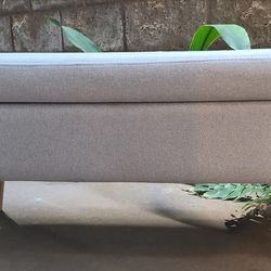 Saddle ottomant with storage