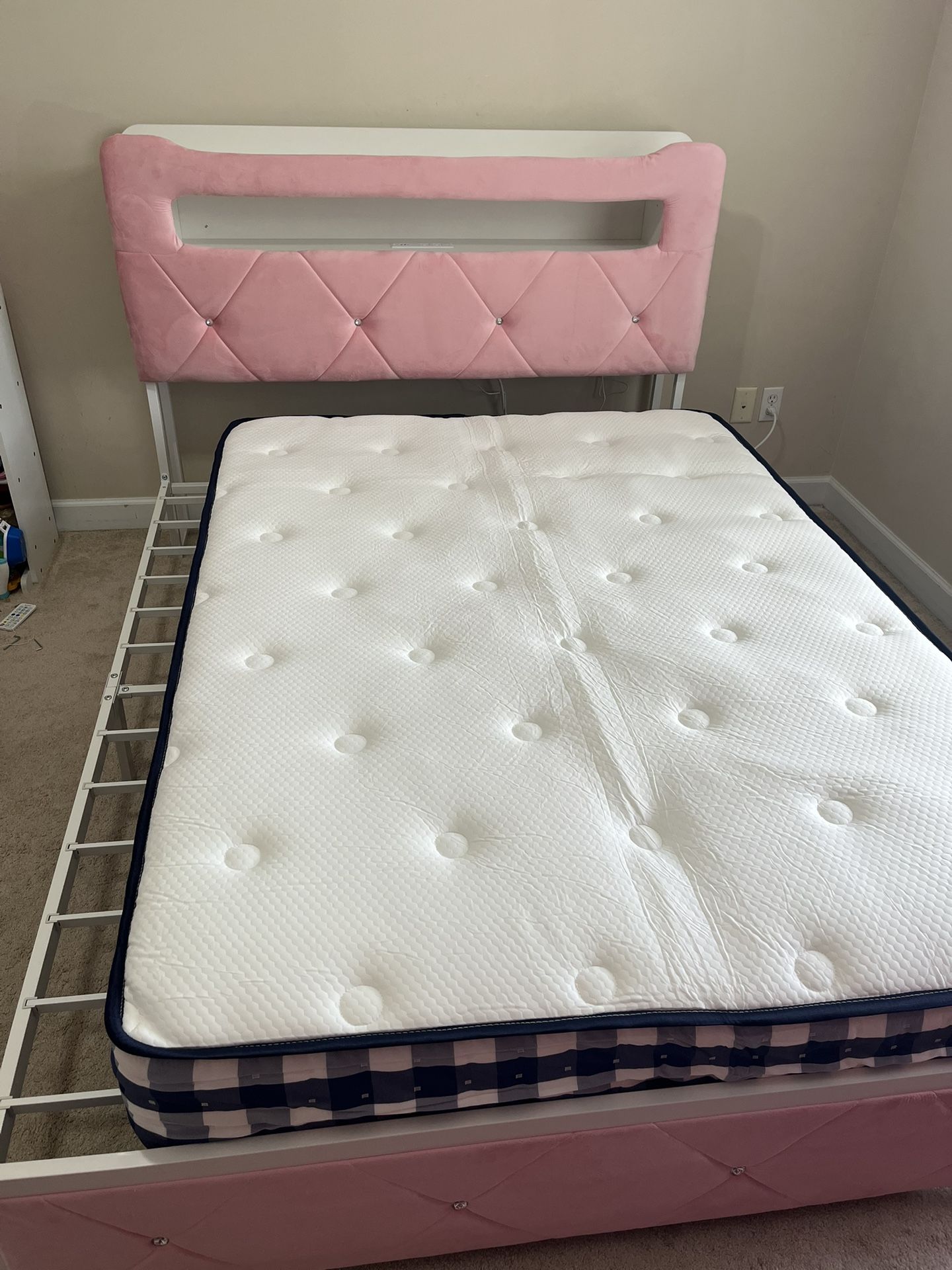 Brand new FULL sized, unused mattress. 10 inches. 