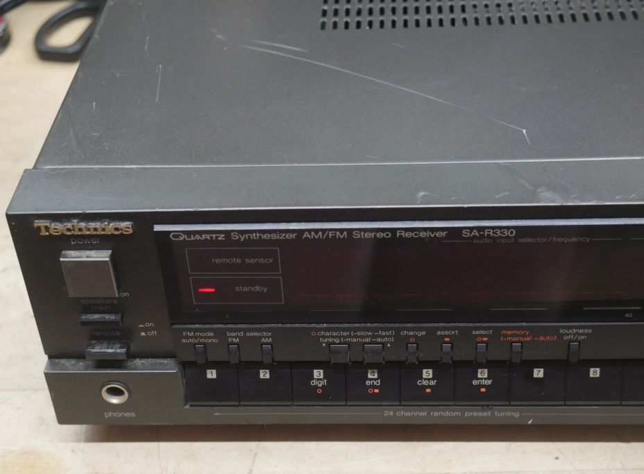 Technics SA-R330 AM / FM Radio Quartz Synthesizer Stereo Receiver. USED. TESTED. IN A GOOD WORKING ORDER.