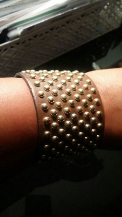 Beautiful brown gold bracelet. .has snap back..great condition!