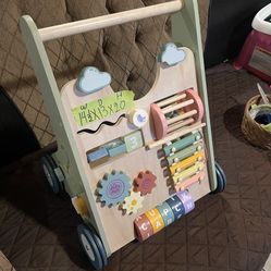 Excelente condition walker, eating chair and car seat