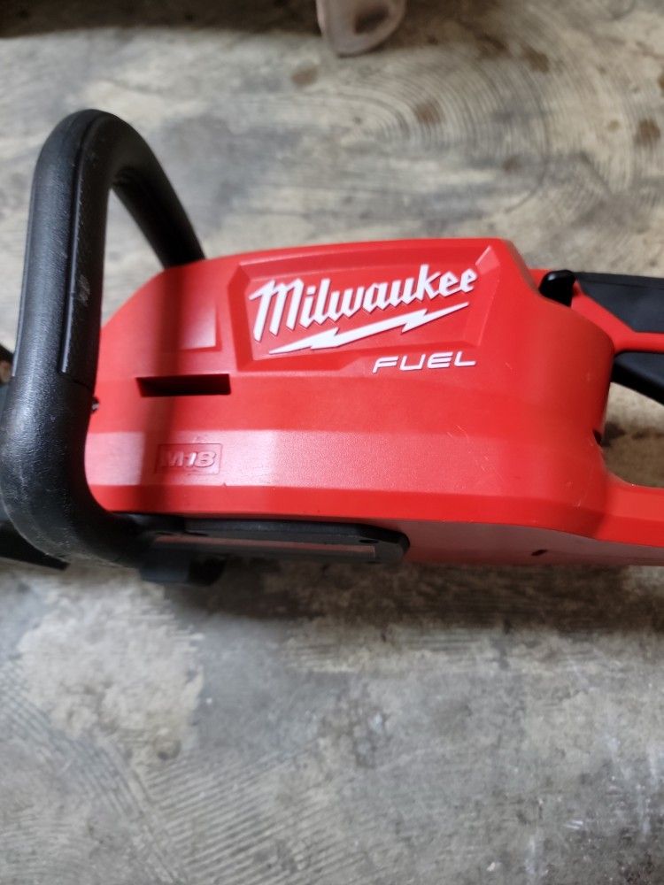 Milwaukee M18 Fuel 24in Hedge Trimmer 