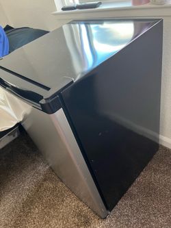 Frigidaire mini fridge with freezer box