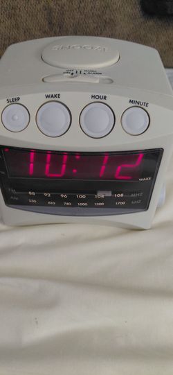 White AM/FM Alarm Clock Radio