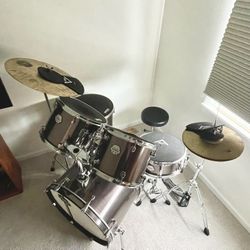 Mapex Voyager 5 Piece Drum Set With Symbols 