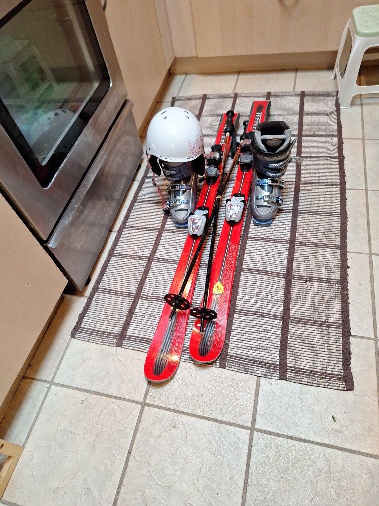 130cm Dynostar Skis Rossignol Boots 23.5helmet And Poles