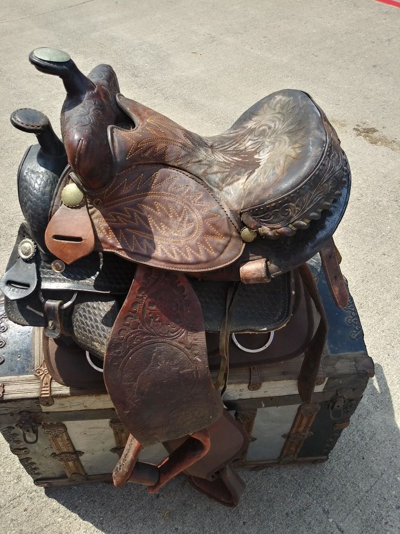 3 vintage horse saddles
