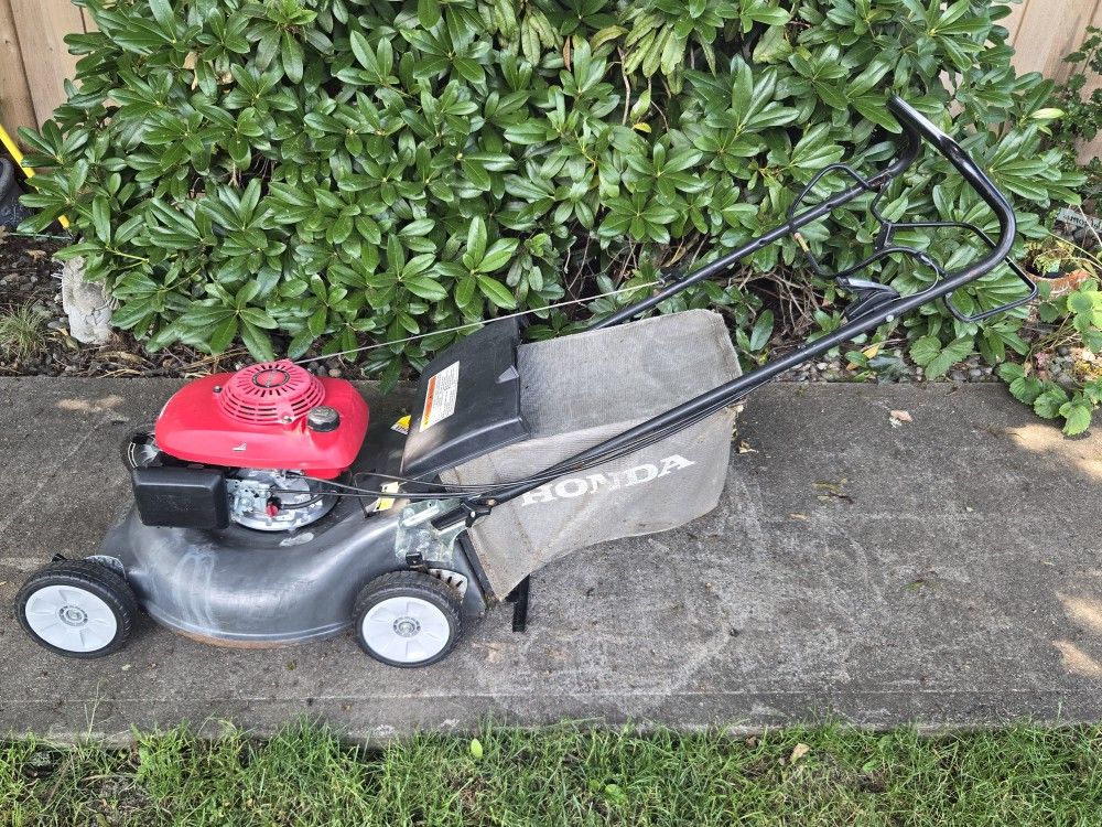 Honda HRR216 3 In 1 Self-propelled Walk Behind Mower. Worksgoid