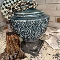 Beautiful IMAX Elliot Ceramic decor piece