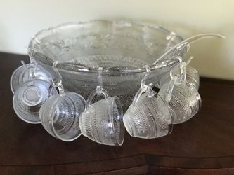 Bunch bowl with with twelve cups.