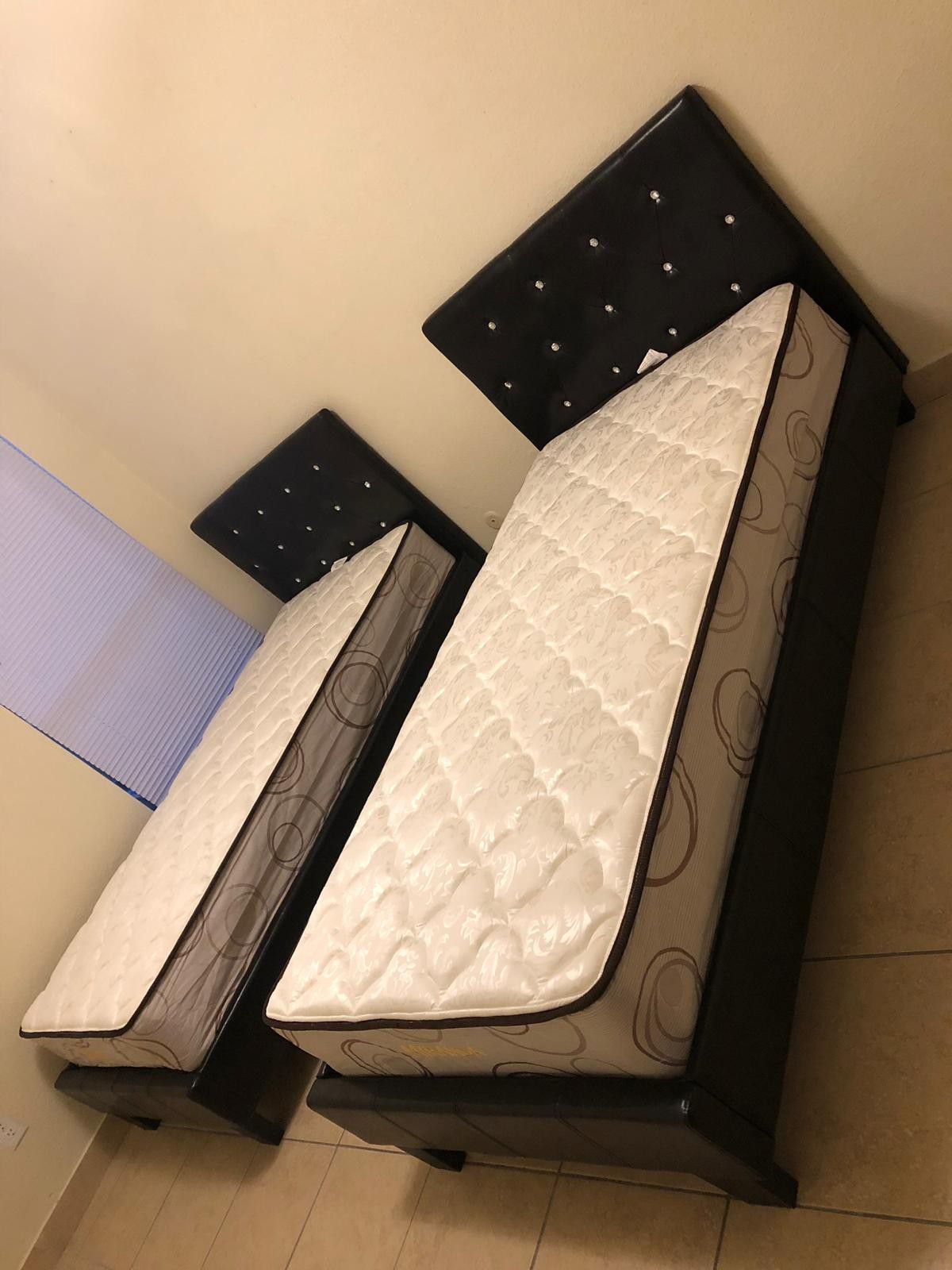 2 Twin bed with mattress