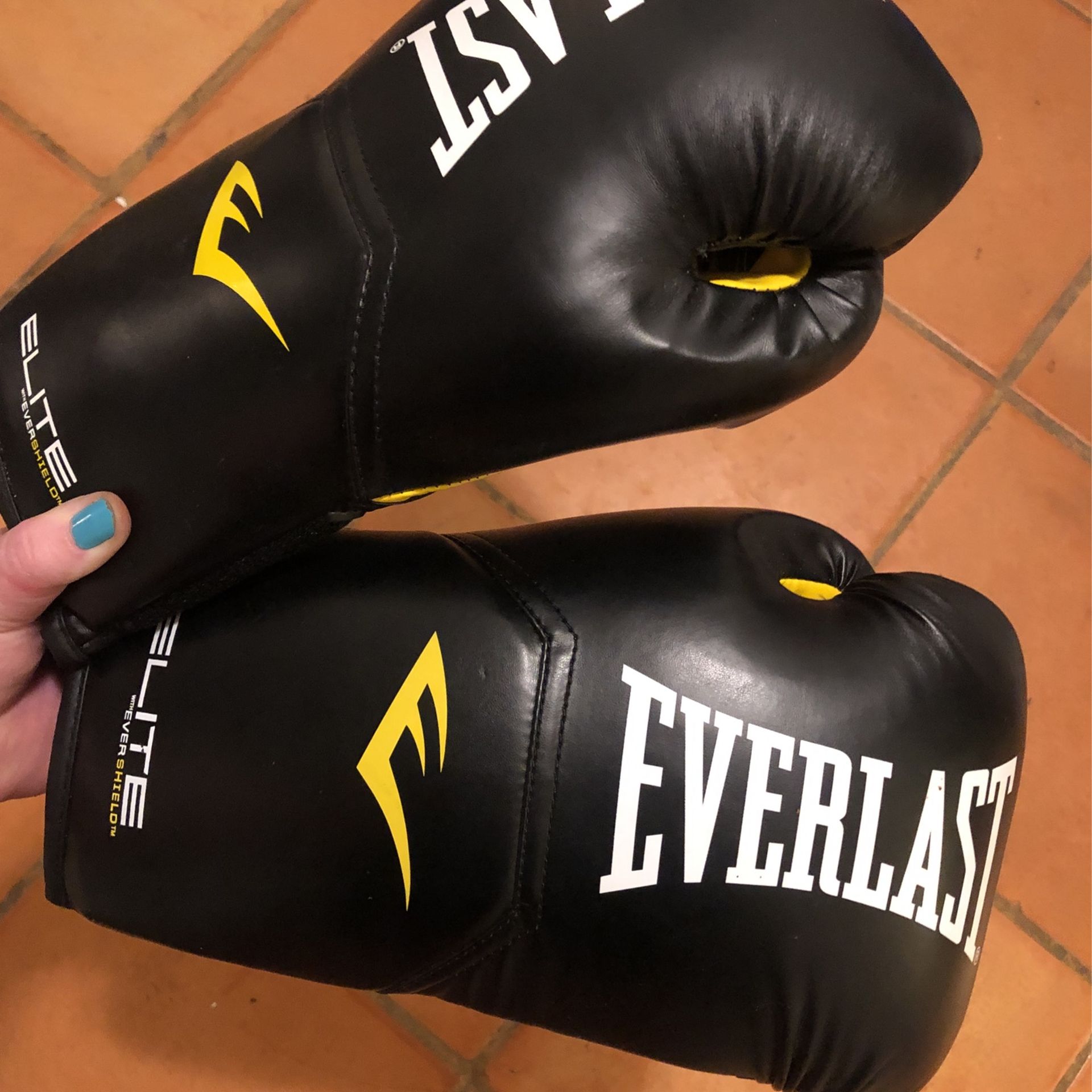 Boxing/MMA Gloves (Everlast Elite with Ever Shield) Comes With 2nd Older Everlast Gloves, Everlast Gym Bag,3pr Hand Wraps,