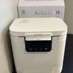 Electric Kitchen Composter, 4L Large Capacity Smart Indoor Compost Bin New White   Open box item is new but is missing the charcoal packet.   Introduc