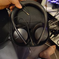 Bose Noise Cancelling Headphones With Out Charger But With  Aux