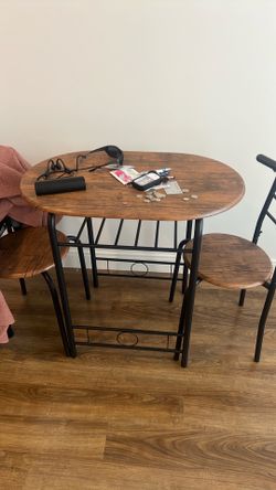 Small coffee table only used for 5 months