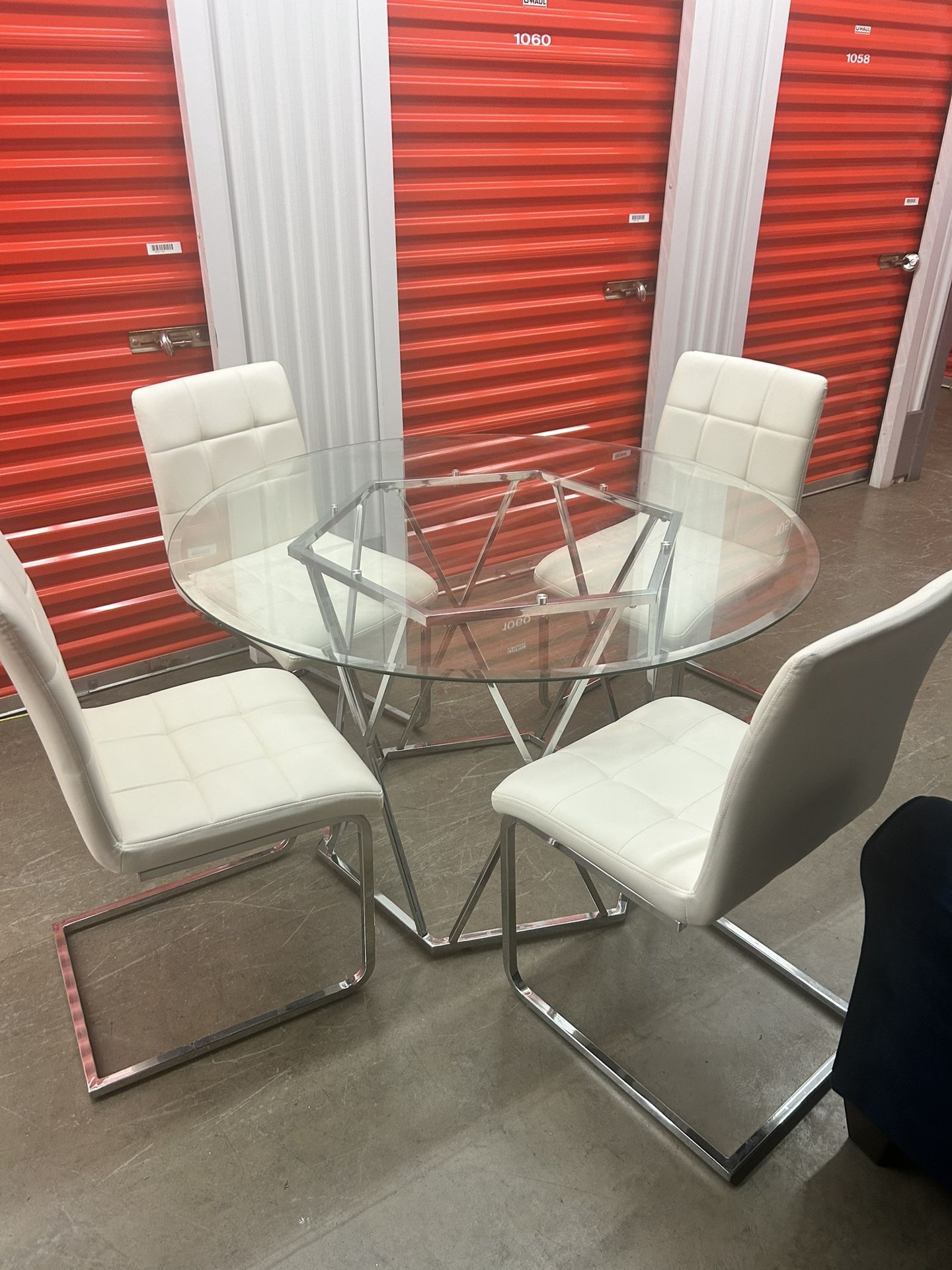 White Round Table With 4 Chairs