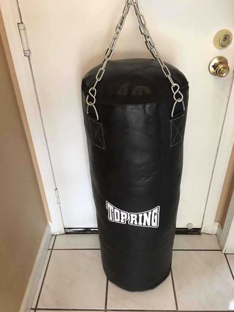 PUNCHING BAG BRAND NEW 70 POUNDS FILLED FOR BOXING 🥊 🥊🥊🥊