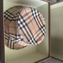 Burberry Bucket Hat: Medium 