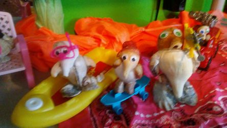 Handcrafted. Animals made with shells