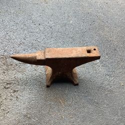 Blacksmith Anvil antique about 100 pounds