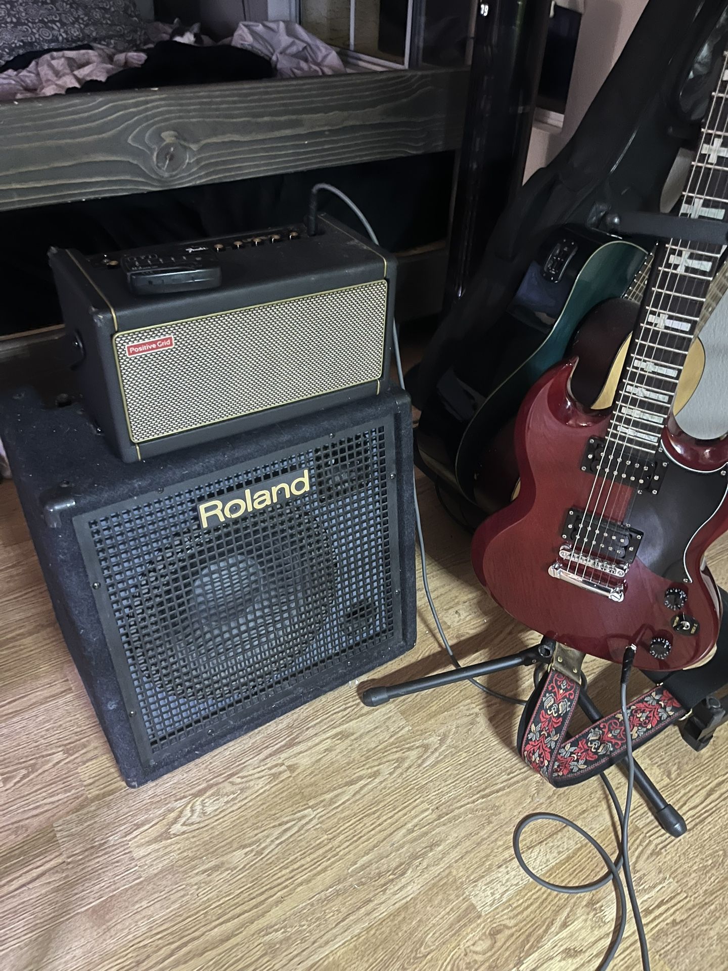 Keyboard And Roland KC-400