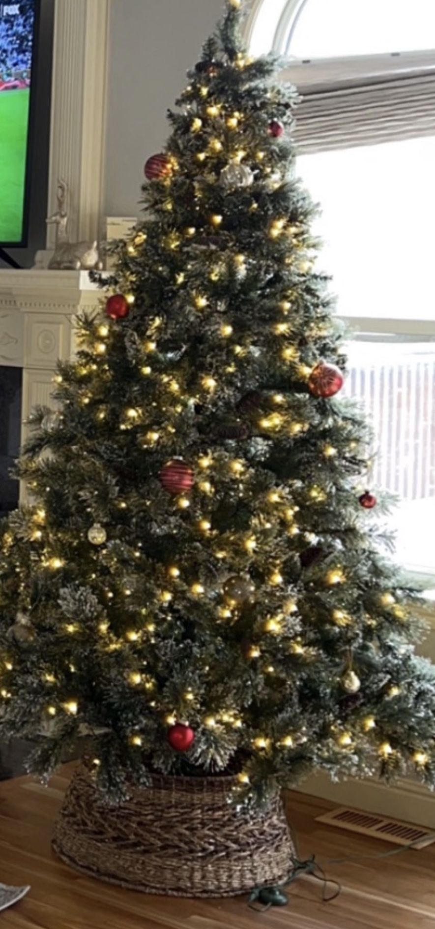 Pre-lit Christmas Tree With Ornaments And Base