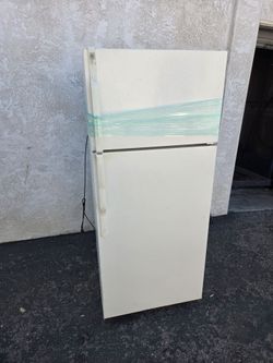 GE Top-Freezer Refrigerator White
