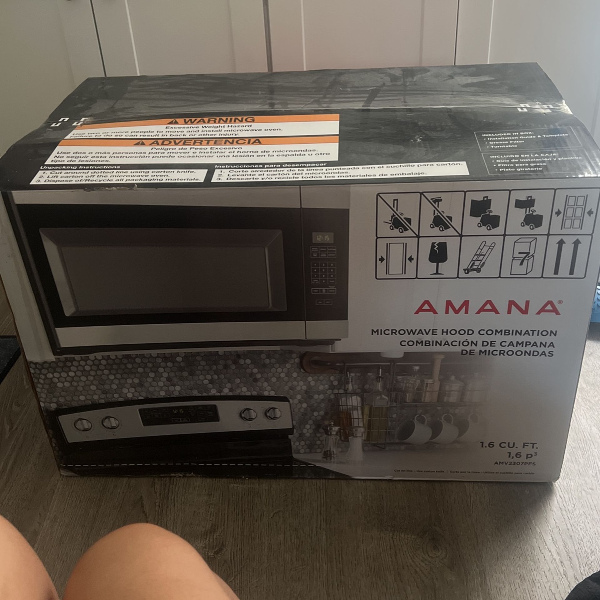 BRAND NEW MICROWAVE