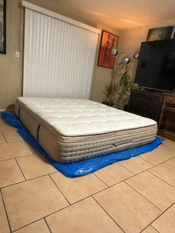 VERY NICE LIKE NEW CALIFORNIA KING SIZE DREAMCLOUD MATTRESS FOR SALE! IN GREAT CONDITION, FREE DELIVERY