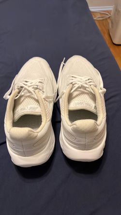 New Balance women size 8.5 Wide Tennis Shoes
