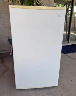 Mini fridge with freezer