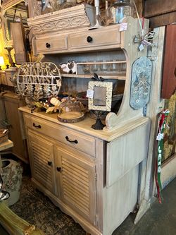 Awesome vintage hutch 60x42x19.with sides up 67”wide
