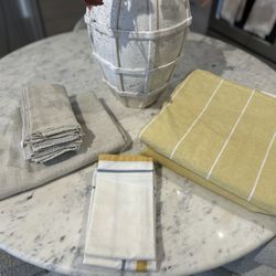 Table Linen (3 Sets Of Tablecloths & 2 Sets Of Napkins) 