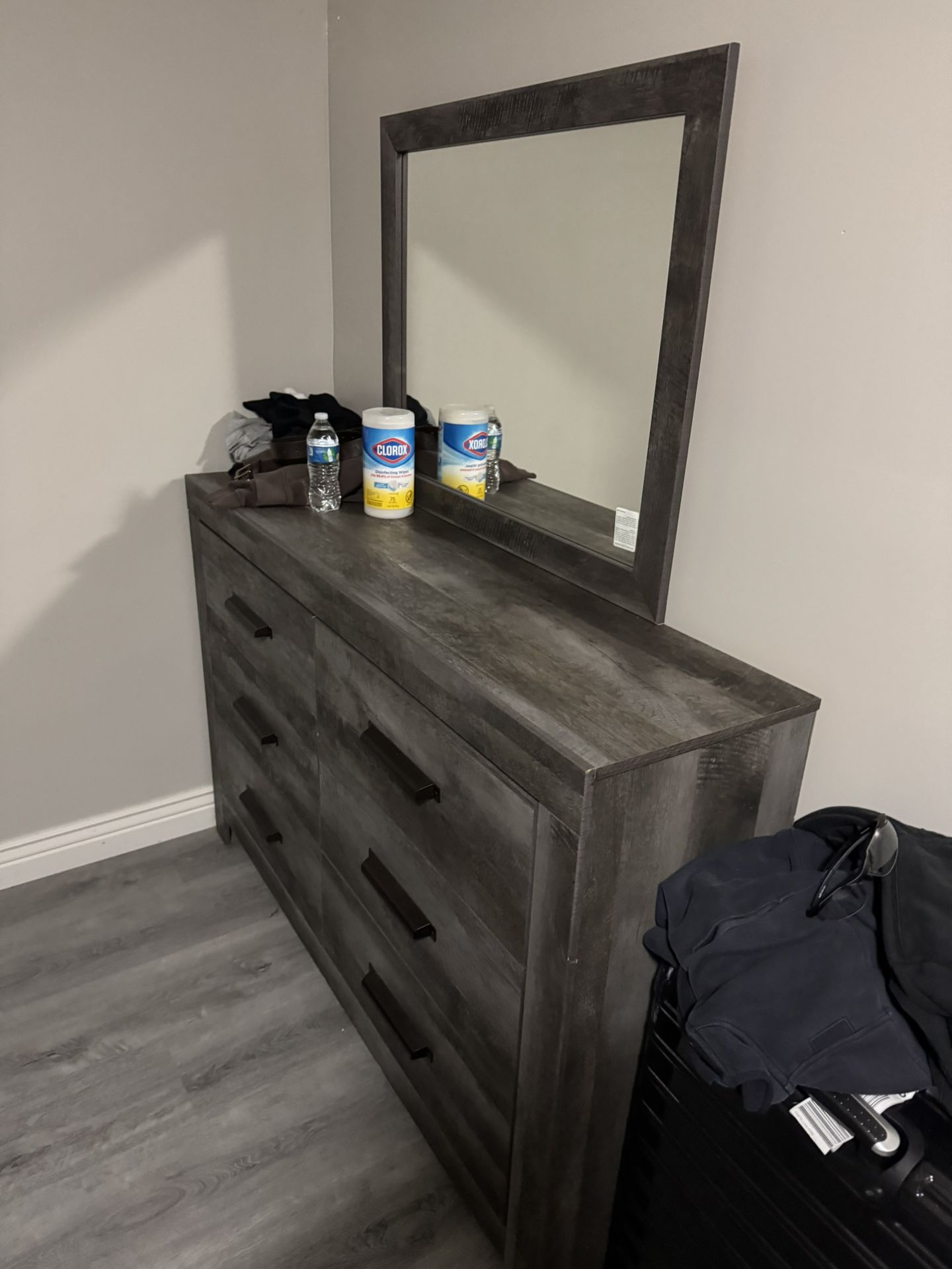 Dresser With Mirror