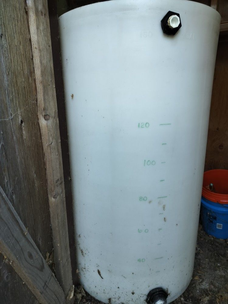 160 Gallon Water Container
