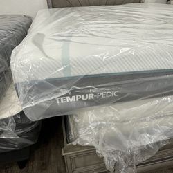 Tempur-Pedic Adapt Medium Hybrid King mattress