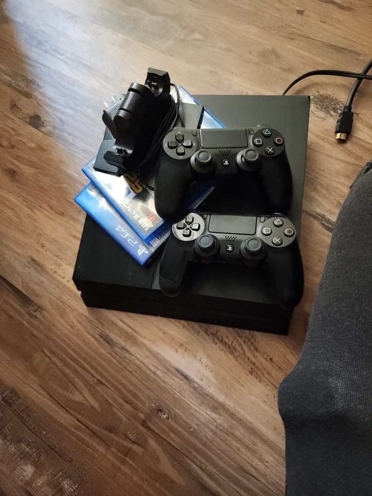 PS4 2 games 2 controllers